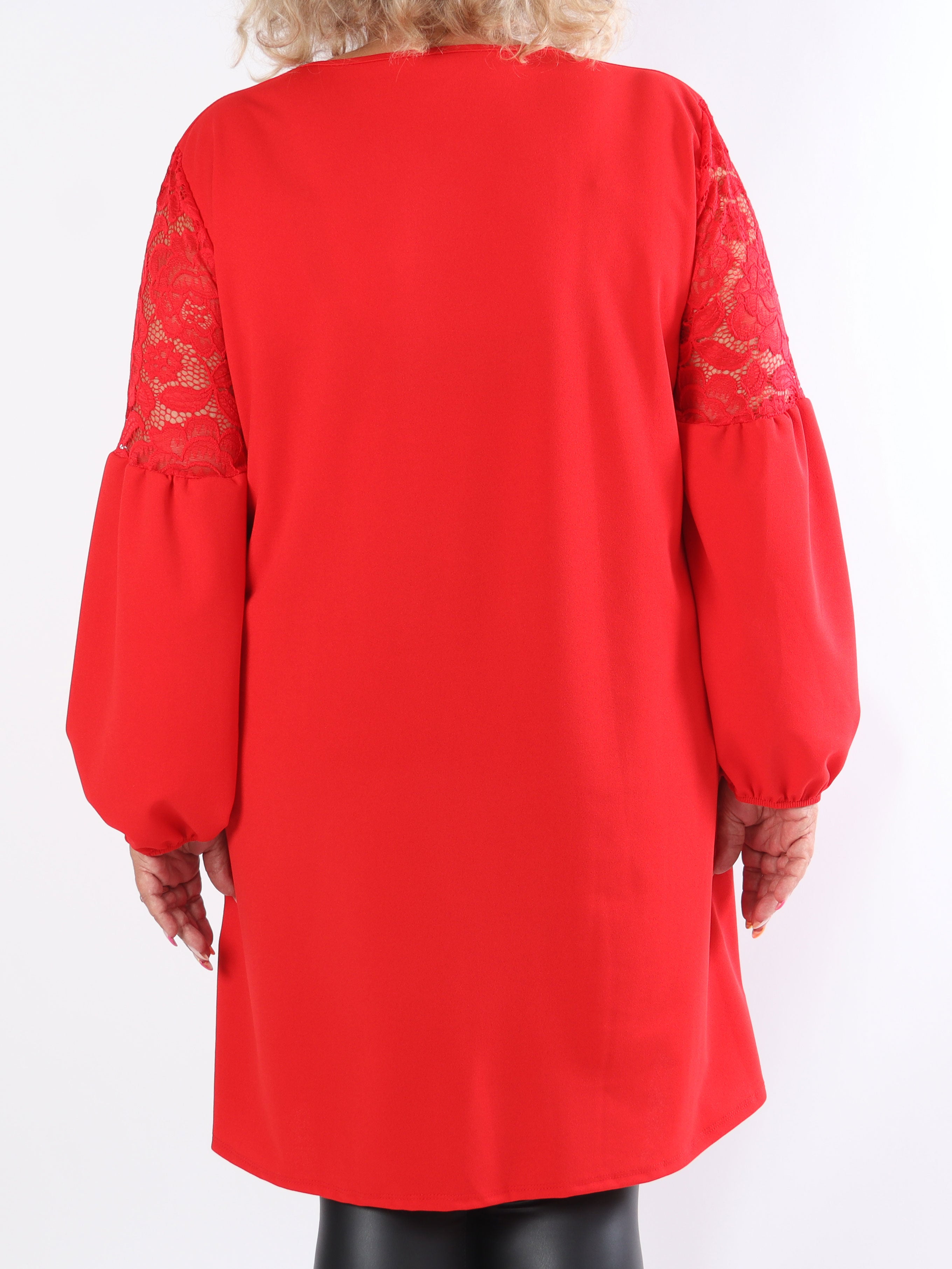 Romance - Fin plus size kjole med blondeærmer